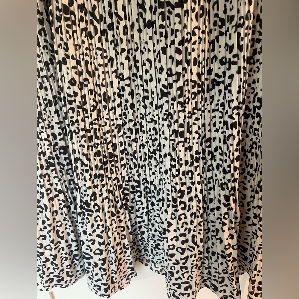 EUC Elastic waist pleated skirt - Picture 2 of 3